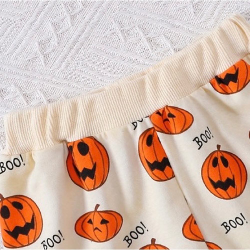 Baby Halloween sweatsuit 🎃 - Picture 2 of 6